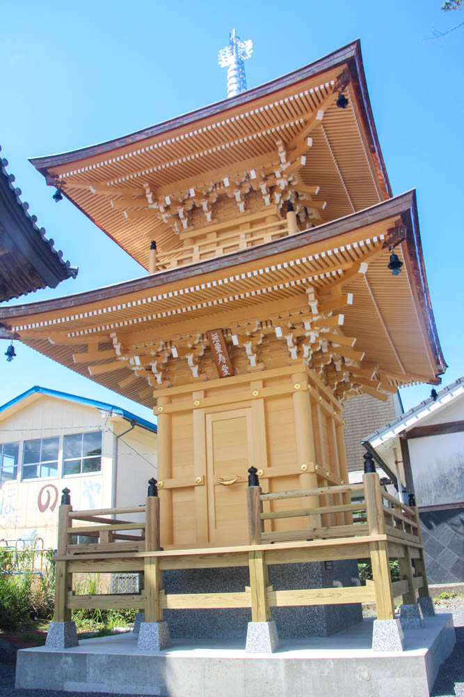 西方寺の境内にある永代供養墓の御堂